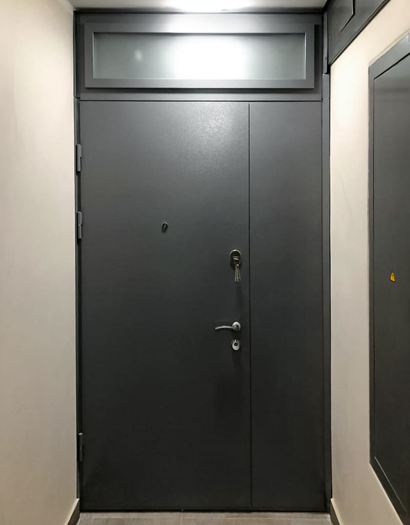 Дверь класса Стандарт с графитовым окрасом порошковой краской со стеклом